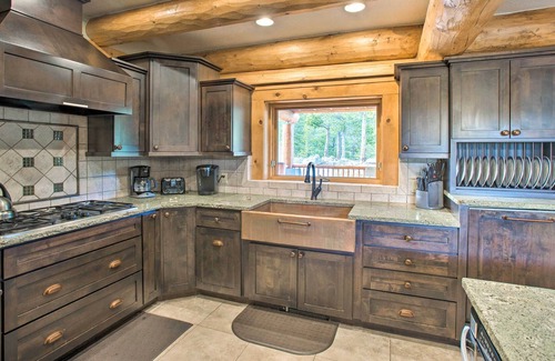 Black Hawk Cabina | Luxury Log Black Hawk Retreat w/ Private Hot Tub!