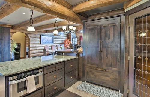 Black Hawk Cabina | Luxury Log Black Hawk Retreat w/ Private Hot Tub!