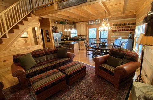 Blowing Rock Cabina | * Cabaña de lujo *: 3 reyes / 1 reina / 4 completos (literas) + chimenea + hoguera + jacuzzi + 4 televisores