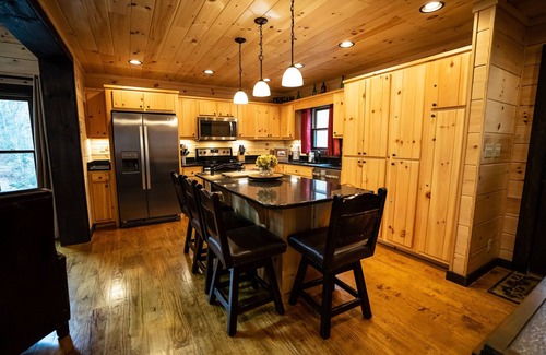 Topton Cabina | NUEVO Luxury Log Cabin en Nantahala, NC, en White Oak Creek