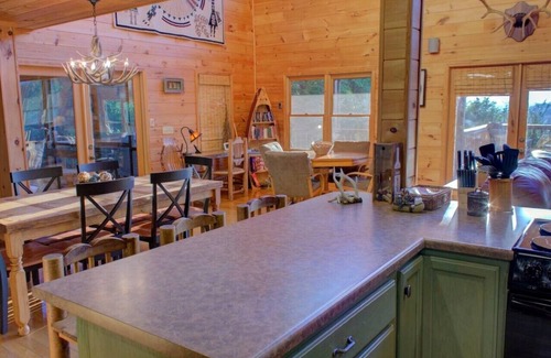 Morganton Cabina | Luxury Log Cabin only minutes from Downtown Blue Ridge and Marina. Pet Friendly!