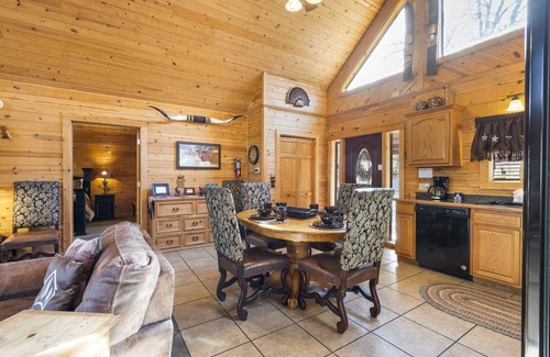 Branson Cedars Cabina | Juego de cabañas de lujo Mesa 2 salas de estar de más de 2400 pies cuadrados Lone Star