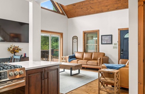 Freetown Cabina | Retreat to 9 Oaks Cabin: Peace, Privacy, Perfection