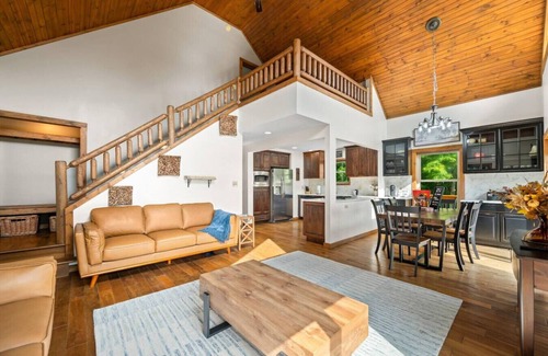 Freetown Cabina | Retreat to 9 Oaks Cabin: Peace, Privacy, Perfection