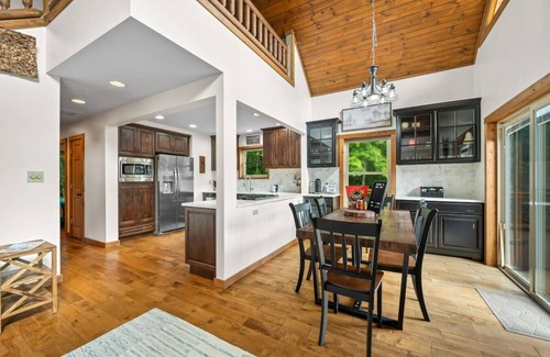 Freetown Cabina | Retreat to 9 Oaks Cabin: Peace, Privacy, Perfection