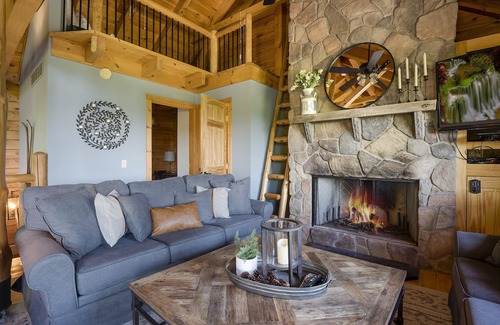 Aquashicola Casa | Luxury Log Cabin- Stunning Lake Views, Fire Pit, Hot Tub & 3-level deck
