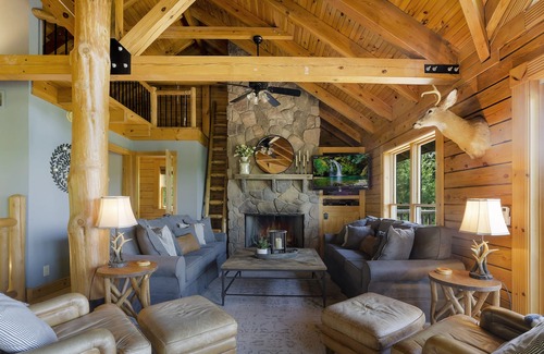 Aquashicola Casa | Luxury Log Cabin- Stunning Lake Views, Fire Pit, Hot Tub & 3-level deck