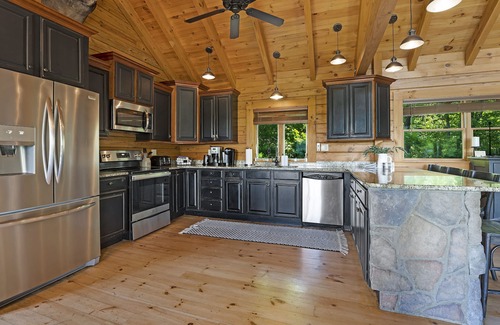 Aquashicola Casa | Luxury Log Cabin- Stunning Lake Views, Fire Pit, Hot Tub & 3-level deck