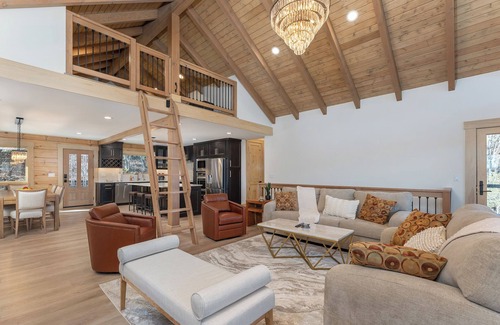 Laurel Ridge Cabina | Luxury log cabin with mountain & lake views - hot tub, mini-pickleball, and more