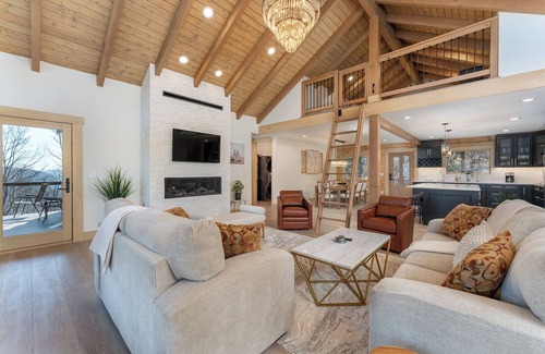 Laurel Ridge Cabina | Luxury log cabin with mountain & lake views - hot tub, mini-pickleball, and more