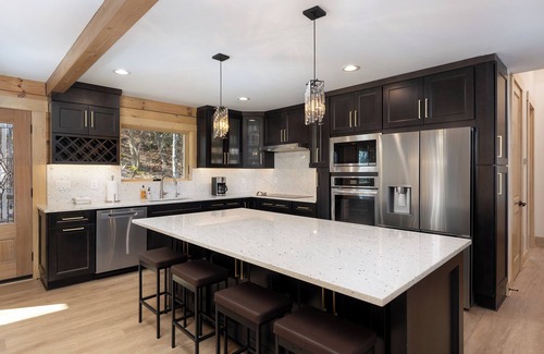 Laurel Ridge Cabina | Luxury log cabin with mountain & lake views - hot tub, mini-pickleball, and more