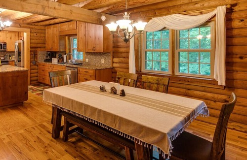 Weaverville Cabina | Luxury Log Cabin w/ Hot Tub, Fire Pit & Horses!