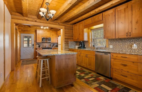 Weaverville Cabina | Luxury Log Cabin w/ Hot Tub, Fire Pit & Horses!