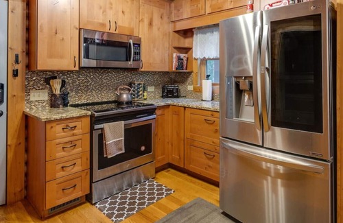 Weaverville Cabina | Luxury Log Cabin w/ Hot Tub, Fire Pit & Horses!
