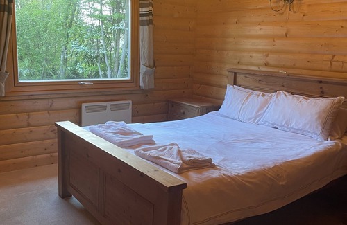 Kenwick Cabina | Luxury log Cabin With hot tub Overlooking the Kenwick Park Golf Course