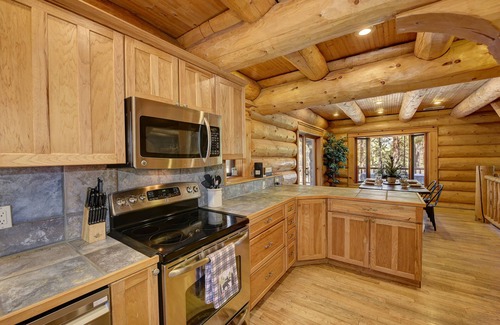 Flagstaff Cabina | Hidden Hollow Log Cabin + Kid's Treehouse (B / W Snowbowl y Downtown)