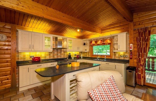Louth Cabina | Luxury log cabin with veranda nestled in Kenwick Park, Louth