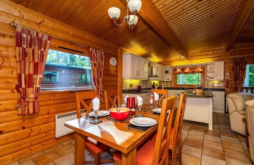 Louth Cabina | Luxury log cabin with veranda nestled in Kenwick Park, Louth
