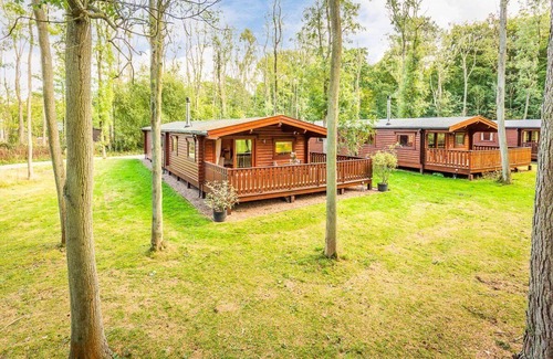 Louth Cabina | Luxury log cabin with veranda nestled in Kenwick Park, Louth
