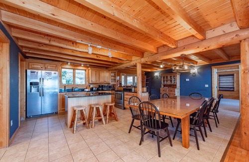 Mountainside Casa | Waltzing Moose Lodge - Lake Access, casa que admite mascotas con jacuzzi