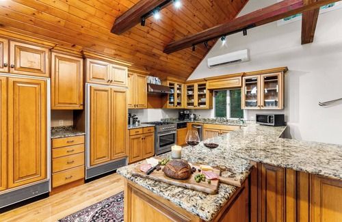 Ellicottville Chalet De Esquí | Luxury Log Chalet w/ Hot Tub, Games Room & Hill Views!