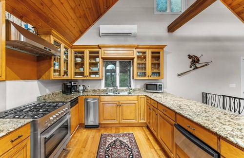 Ellicottville Chalet De Esquí | Luxury Log Chalet w/ Hot Tub, Games Room & Hill Views!