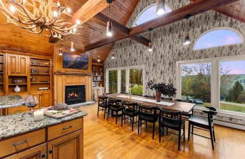 Ellicottville Chalet De Esquí | Luxury Log Chalet with Hot Tub, Games Room & Hill Views!