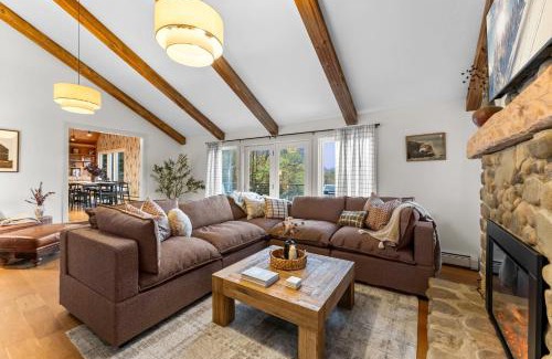 Ellicottville Chalet De Esquí | Luxury Log Chalet with Hot Tub, Games Room & Hill Views!