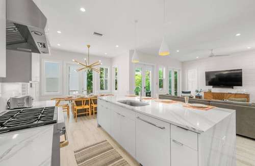 Longbeach Village Casa | Luxury Longboat Key pool home | Walk to the beach