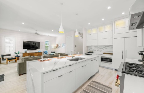 Longbeach Village Casa | Luxury Longboat Key pool home | Walk to the beach