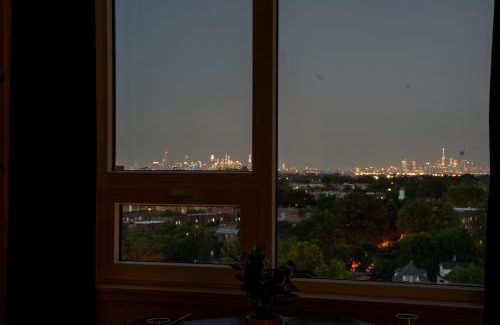 East Orange Apartamento | Luxury Lookout with NYC view, 2BR plus Free Parking, Sleeps 8, 20 Percent Off