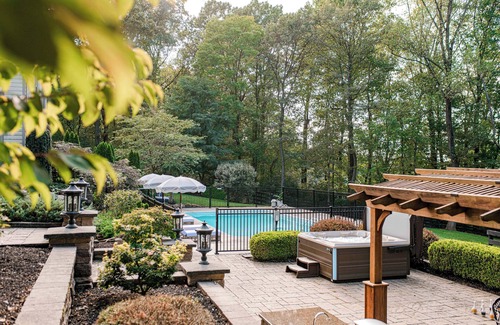 Narvon Casa | Luxury Mansion: Heated Pool + Hot Tub + Arcade Room