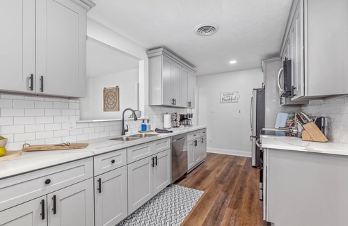 Lake Charles Casa | Luxury Meets Convenience-Your Private Oasis Awaits!
