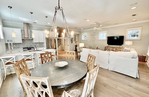 WaterSound West Beach Casa | Watersound West Beach retreat—private beach access, community pool, & 6 bikes