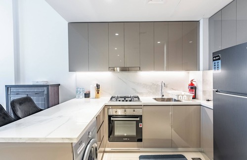 Nad Al Sheba Apartamento | Luxury Meydan Condo with City Views