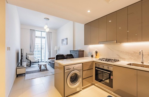 Nad Al Sheba Apartamento | Luxury Meydan Condo with City Views
