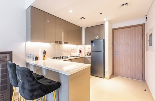 Nad Al Sheba Apartamento | Luxury Meydan Condo with City Views