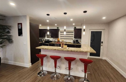 Ives Estates Villa | Luxury Stay Villa 16min 2 Beach /9Bds /Heated POOL /BBQ / Firepit / Games / Golf