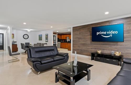 North Miami Beach Casa | Luxury Miami Villa: Heated Pool Near Aventura Mall