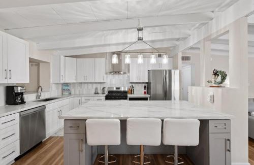Camelback East Casa | Luxury Mid-Century Modern 3-Bedroom Home