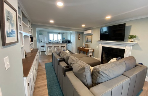 Minot Casa | Luxury Minot Oceanfront Dog Friendly Hot Tub 5BR Families & Groups