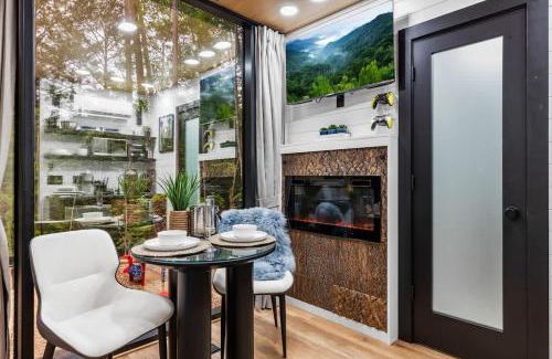 Caton Casa | Luxury Mirror Cabin-Private-Hot Tub-FirePit