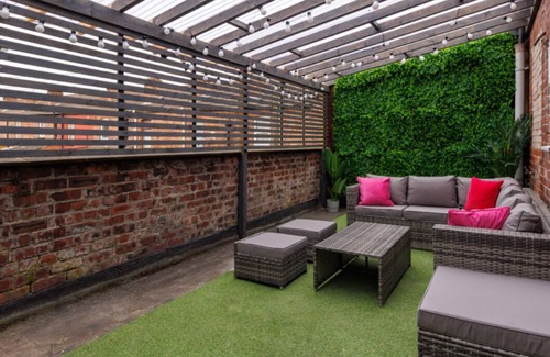 Liverpool Apartamento | Luxury Mirror Party Pad!
