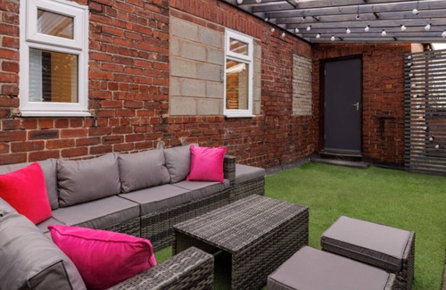 Liverpool Apartamento | Luxury Mirror Party Pad!