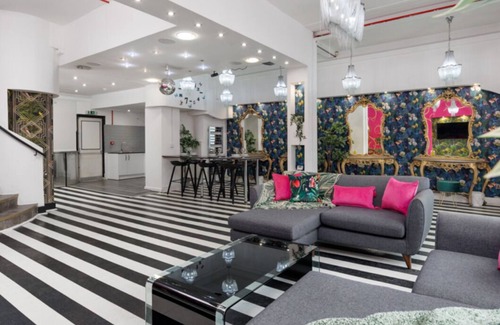 Liverpool Apartamento | Luxury Mirror Party Pad!