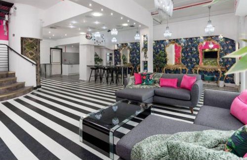 Liverpool Casa | Luxury Mirror Party Pad with 4 Bedrooms!