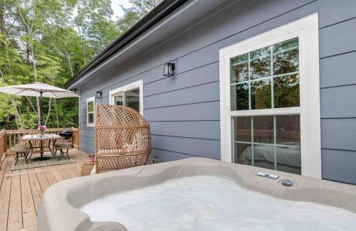Lake Lure Casa | Luxury Modern Cabin with Hot Tub