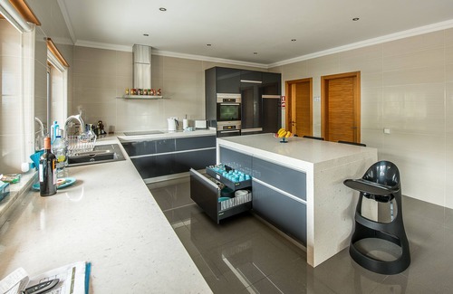 Foz do Arelho Villa | Lujosa villa familiar moderna con vistas a la laguna, piscina privada climatizada, wifi gratuito