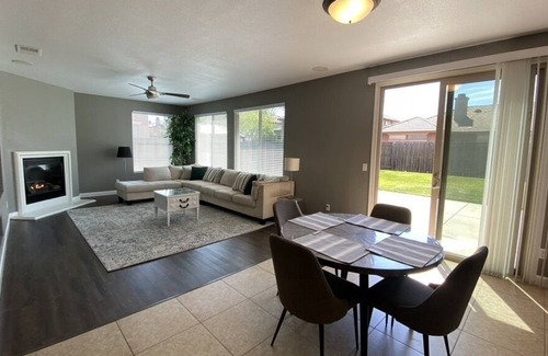 Rancho Cordova Casa | Luxury Modern Home w/ Parking Min Away From Hwy