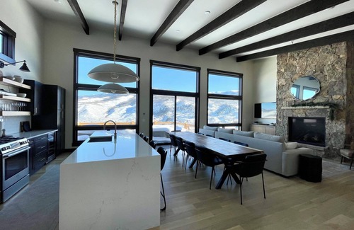 Silverthorne Casa | Luxury Modern Retreat centrally located to the best ski resorts in CO!